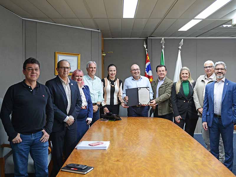 Prefeito assina ordem de serviço para cobertura de guarda-chuvas coloridos ao longo do calçadão da 13 de Maio