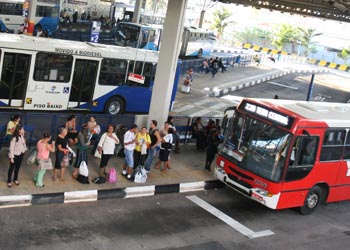 Passageiros em terminal do transporte coletivo