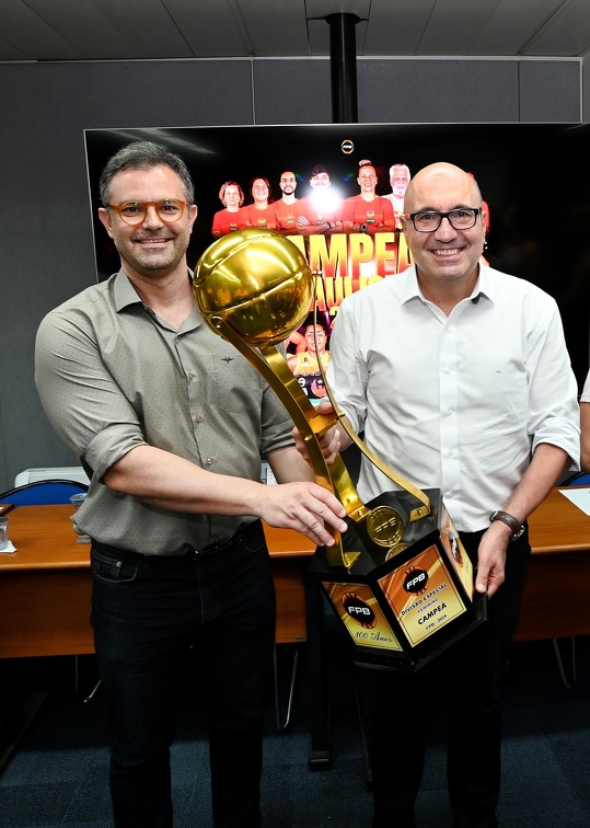 Prefeito Dário Saadi e secretário de Esportes, Fernando Vanin: com a taça