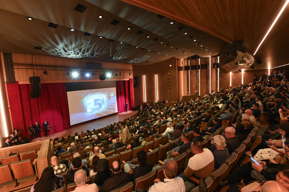 Carlos Bassan Autoridades e convidados lotaram o teatro recém-reformado
