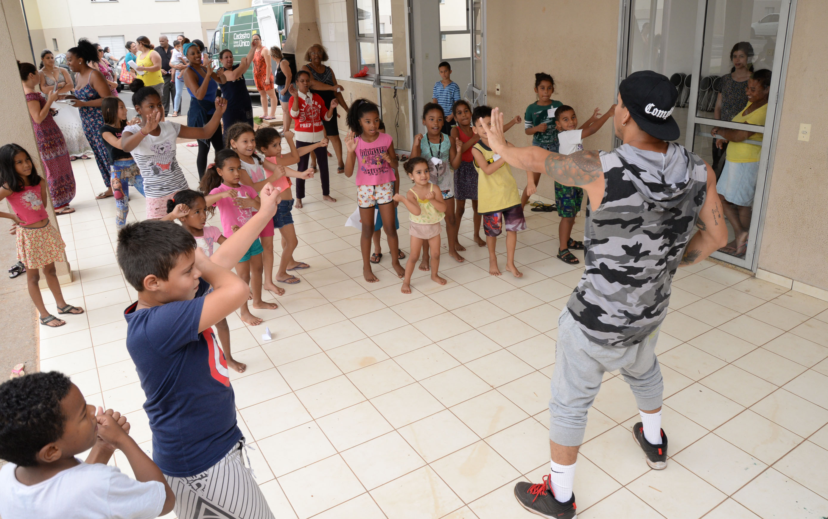 Moradores do residencial dançam zumba