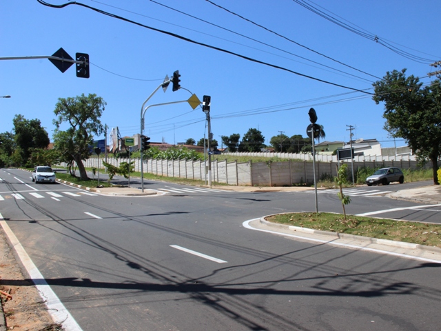 Conjuntos semafóricos disciplinam o fluxo de veículos