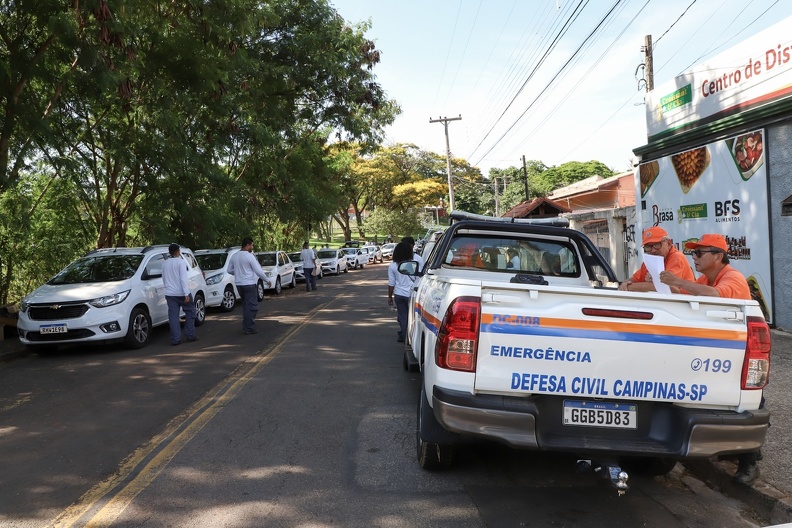 Equipe reunida durante mutirão contra a dengue no Eulina