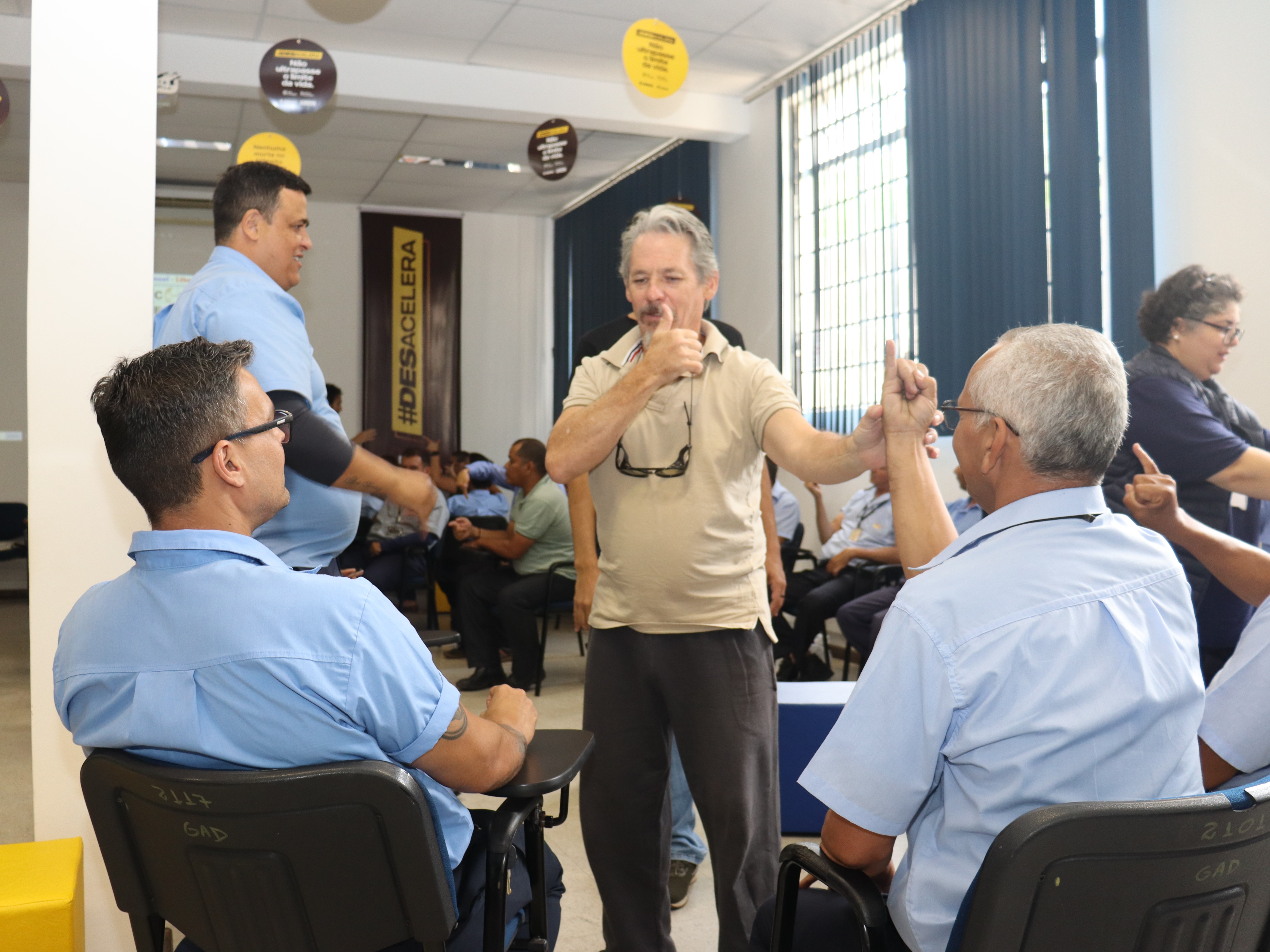 Luiz Plantullo Neto ensina o motorista Erandi Pereira a fazer sinais