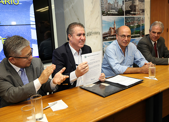 Prefeito com a OS assinada