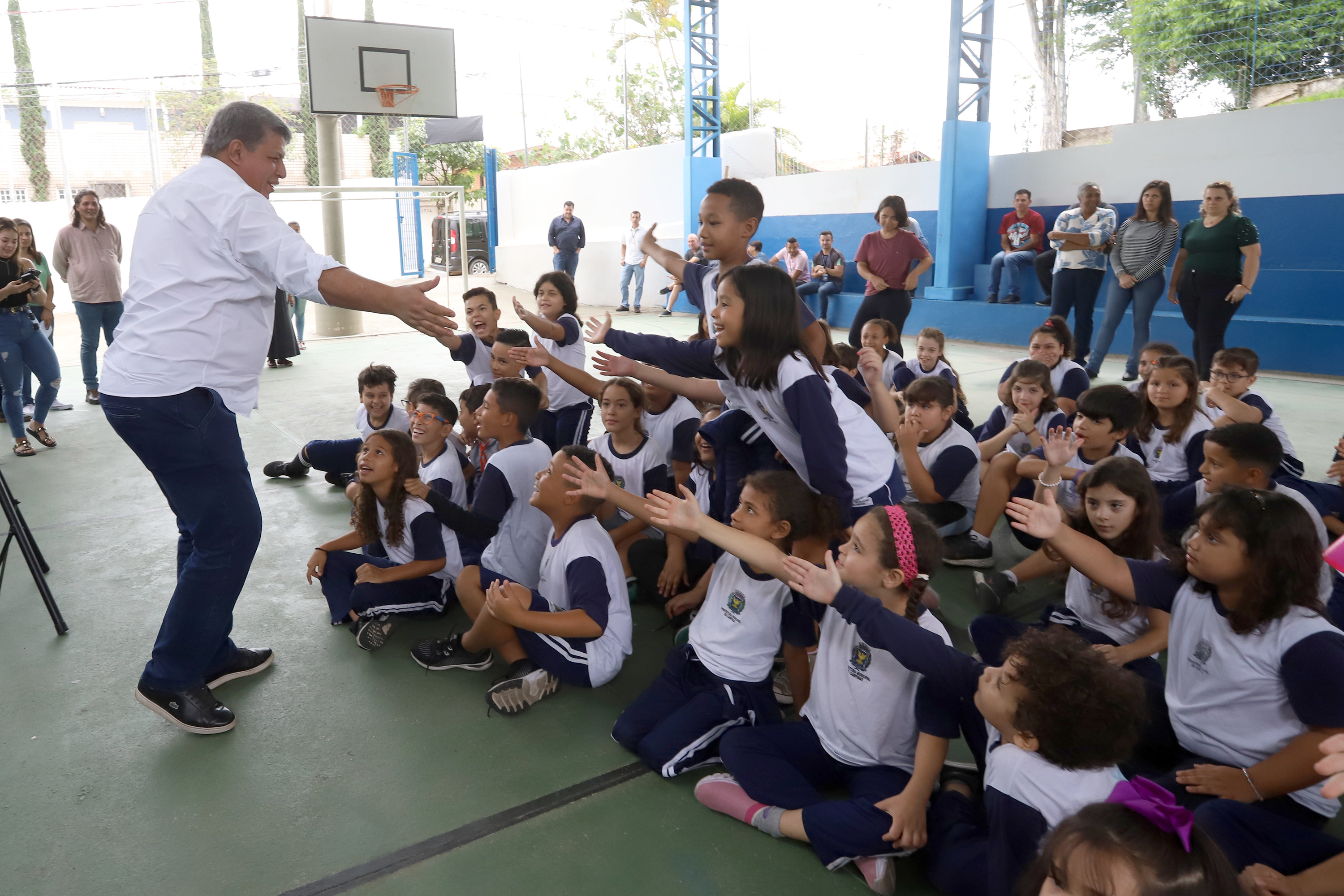 Crianças cumprimentaram o vice-prefeito 