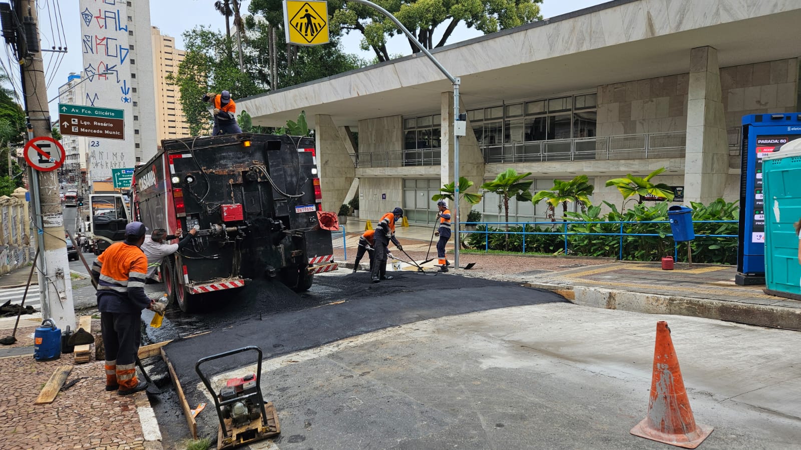 Obras ampliam a durabilidade do pavimento junto aos pontos de parada 