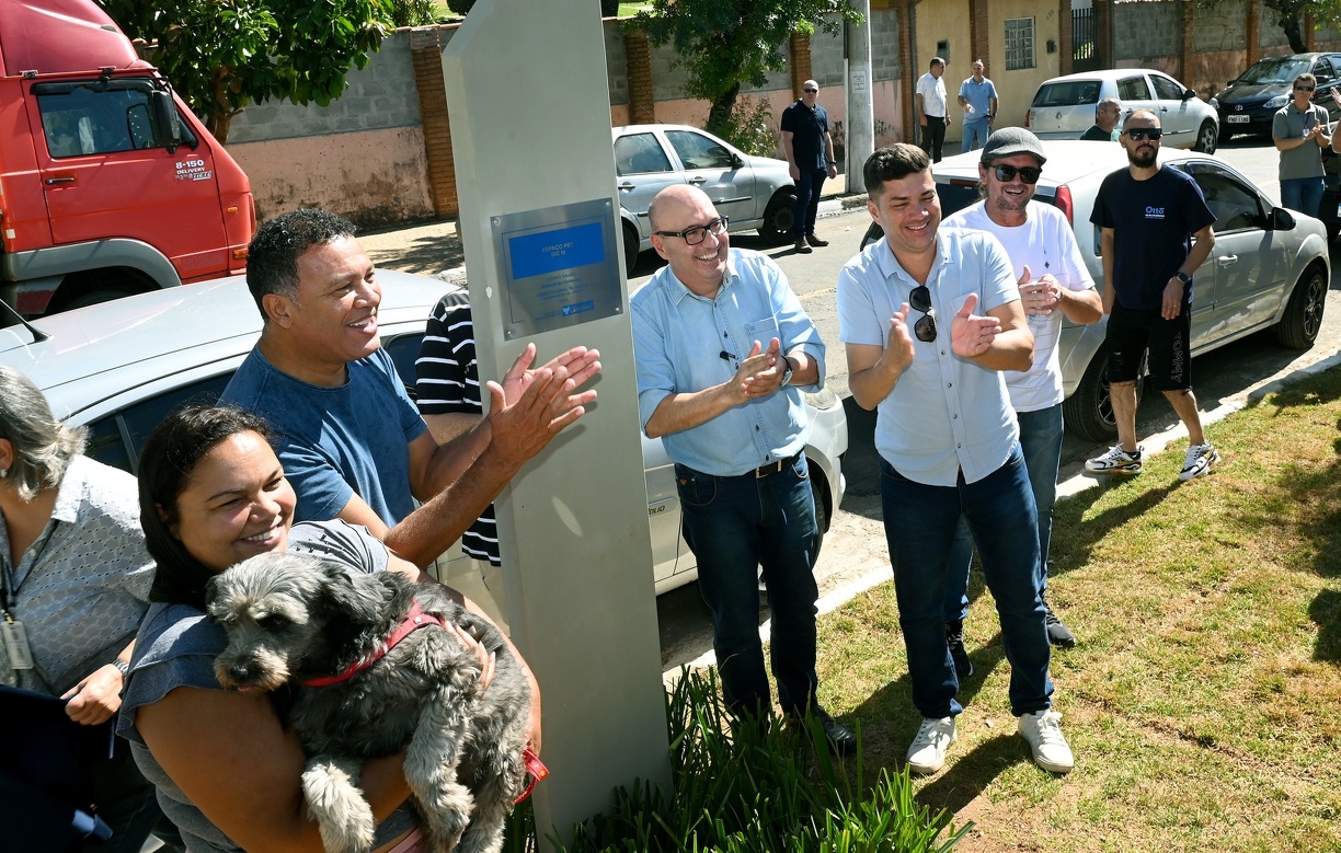 Prefeito Dário Saadi fez  o descerramento da placa na praça