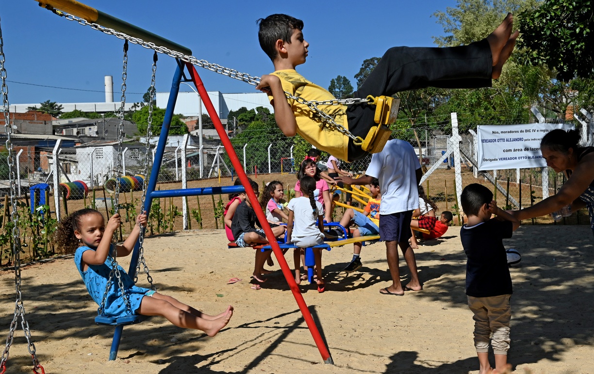 Praça ganhou brinquedos renovados para as crianças