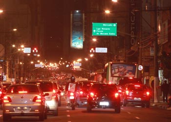 Circulação noturna de veículos