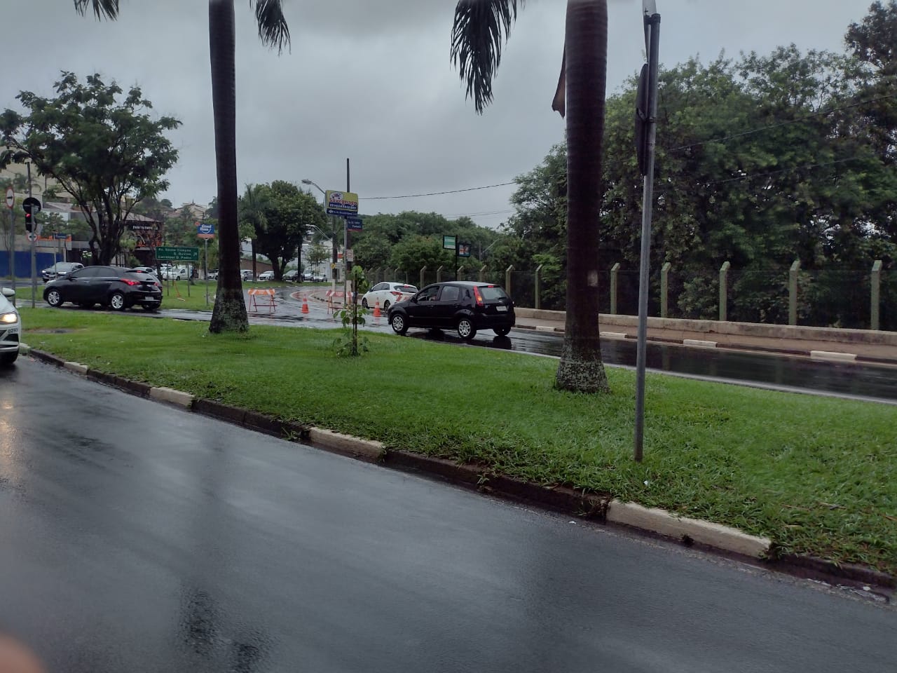 Bloqueios foram realizados em vários pontos, como na Heitor Penteado, na região da Lagoa do Taquaral