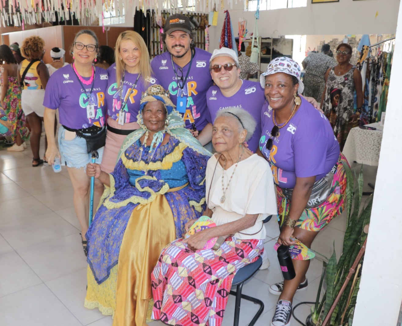 Dona Ernestina (de blusa branca) dedicou sua vida à preservação do Samba de Bumbo de Campinas, tradição cultural que atravessa gerações