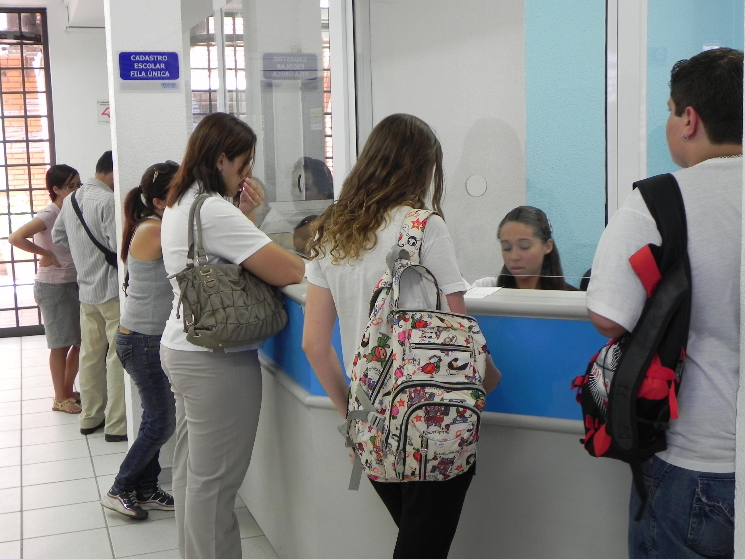 Estudantes realizam o cadastro para o Bilhete Único Escolar