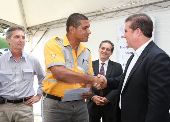 Jonas presta homenagem a Oliveira