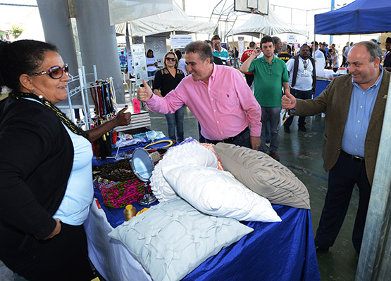 Prefeito visita estandes do programa Prefeitura nos Bairros