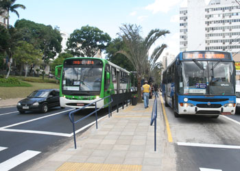 Ônibus circulam pelo região central da cidade