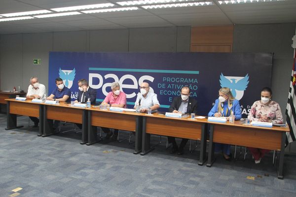 Secretários, vereadores e empresários estavam na assinatura