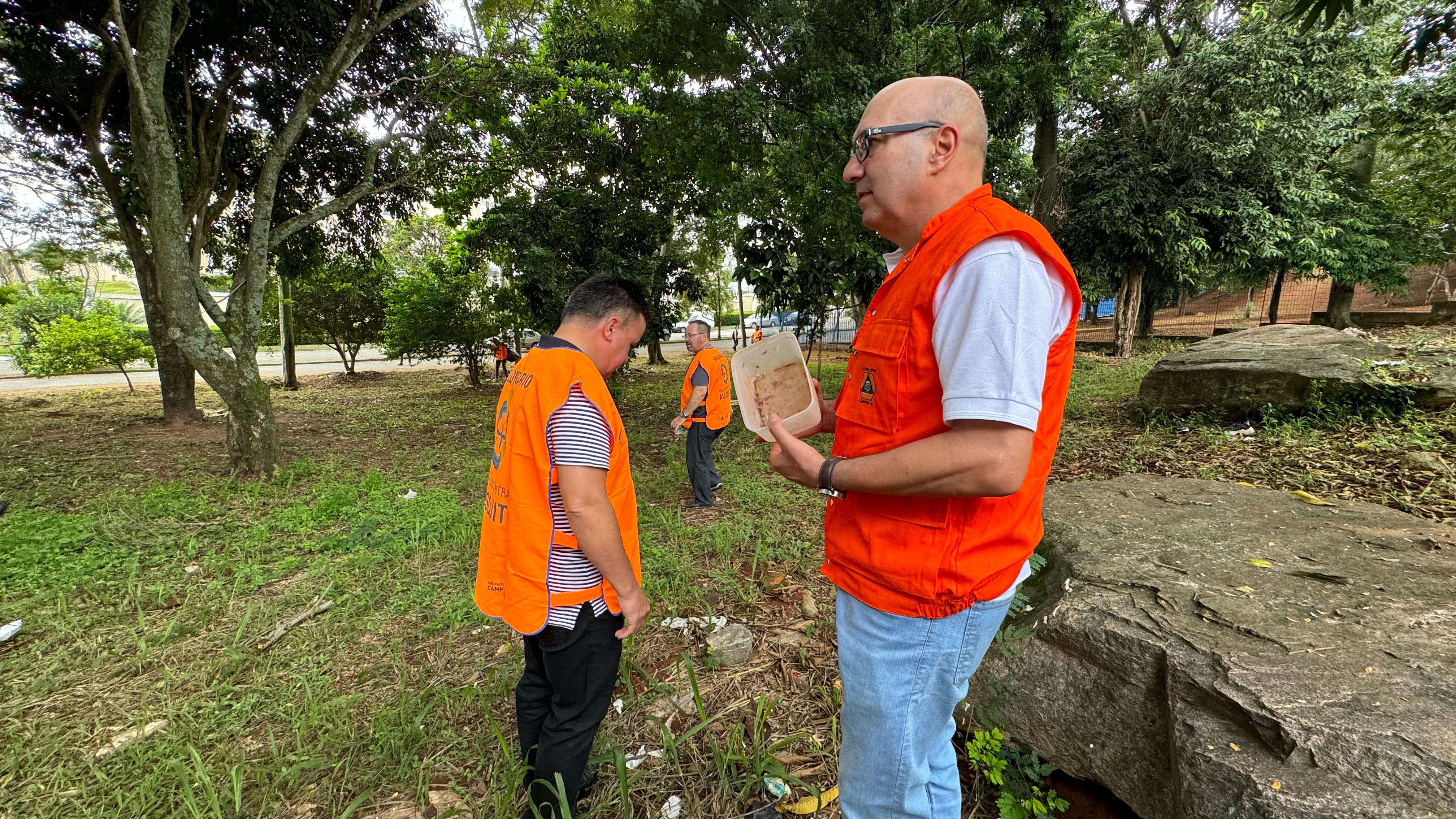 Prefeito participou da ação de limpeza para eliminação de possíveis criadouros