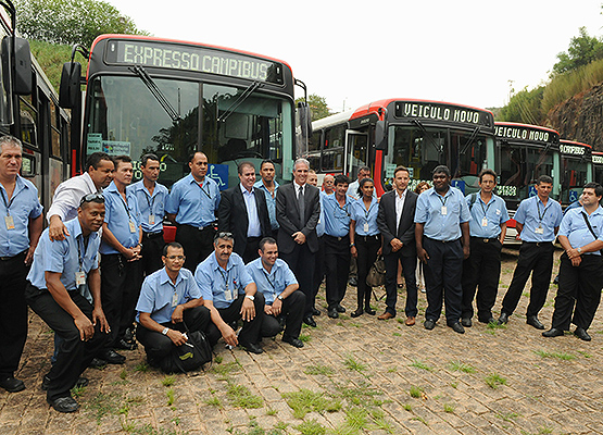 Prefeito, Barreiro e motoristas que assumirão novos ônibus