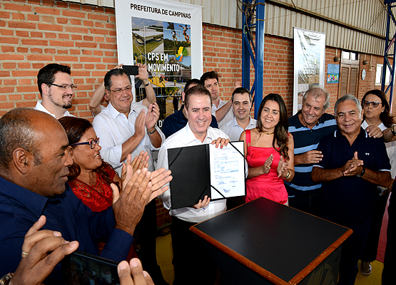 Prefeito exibe Ordem de Serviço para o início do processo de regularização fundiária