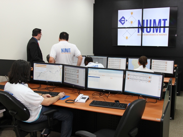 Central acompanha coletivos e transmite informações