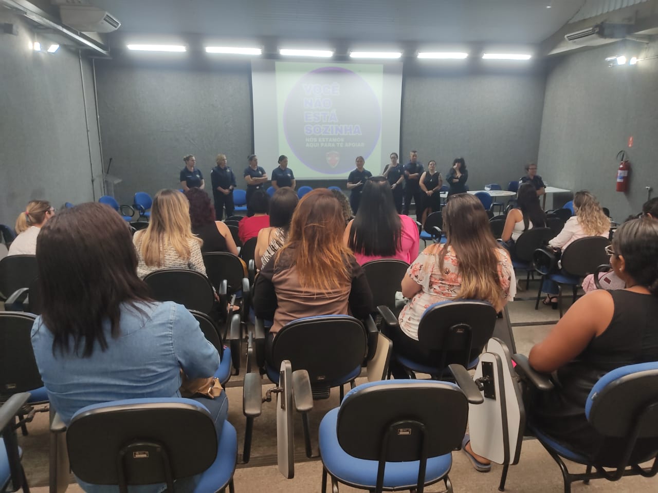 Momento de troca de experiências entre mulheres assistidas, equipe do Gama e palestrante