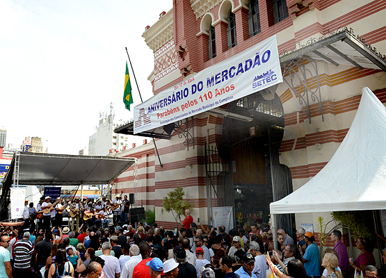 Celebração teve shows musicais, bolo gigante, pipoca e algodão-doc