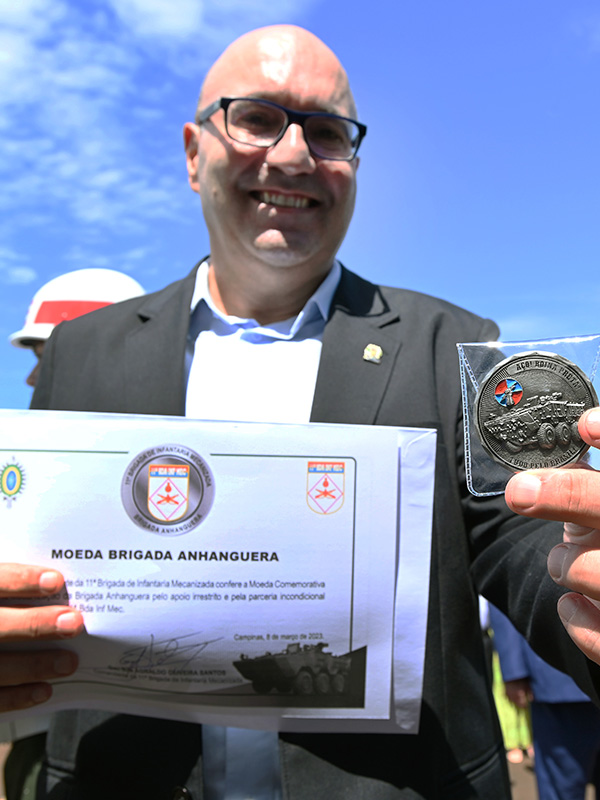 Medalha comemorativa marca mecanização