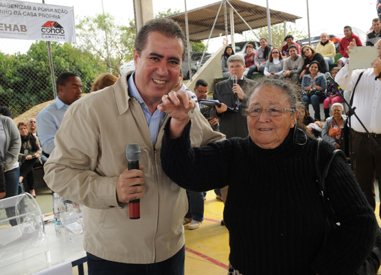 Prefeito Jonas Donizette entrega a chave de um imóvel a uma das ganhadoras