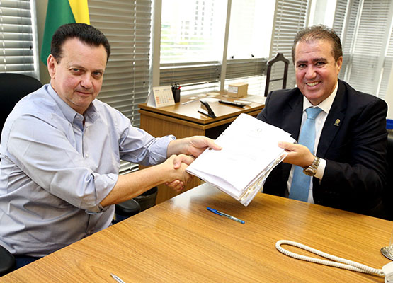 Ministro e prefeito em encontro hoje, em Brasília