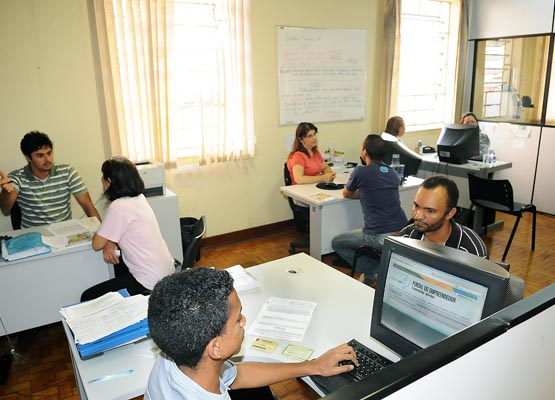 Servidores da Casa do Empreendedor atendem pessoas interessadas em aderir ao MEI