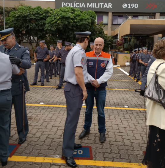 Coordenador regional e diretor da Defesa Civil de Campinas, Sidnei Furtado, recebe homenagem