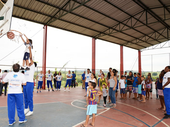 Criançada se divertiu com as brincadeiras das jogadoras profissionais