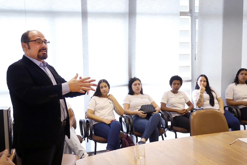 O psicanalista e advogado Oscar Fonsechi fez uma interação entre jovens