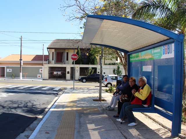 O ponto de ônibus ganhou nova cobertura