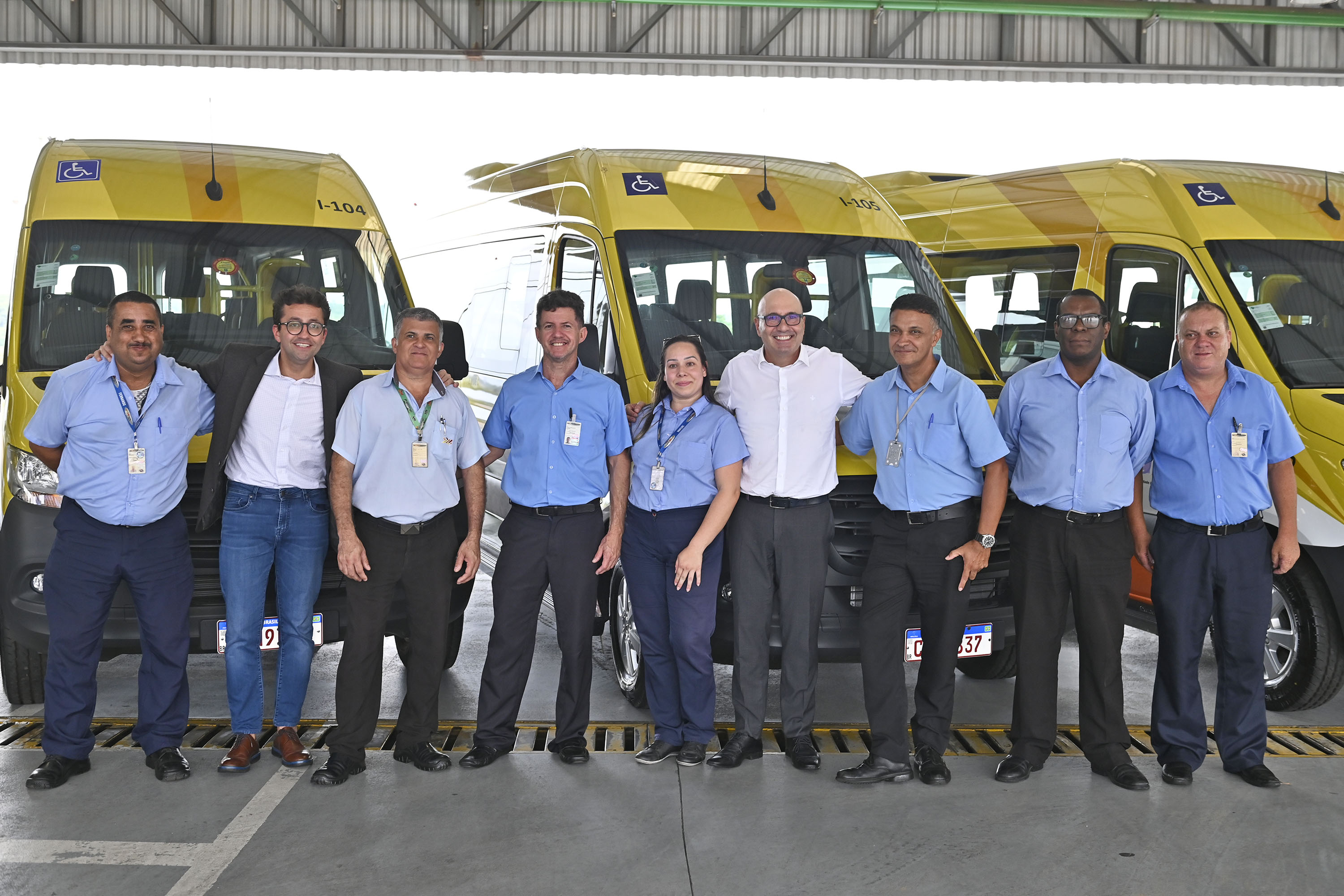 Vinicius Riverete e prefeito (de camisas brancas) com equipe 