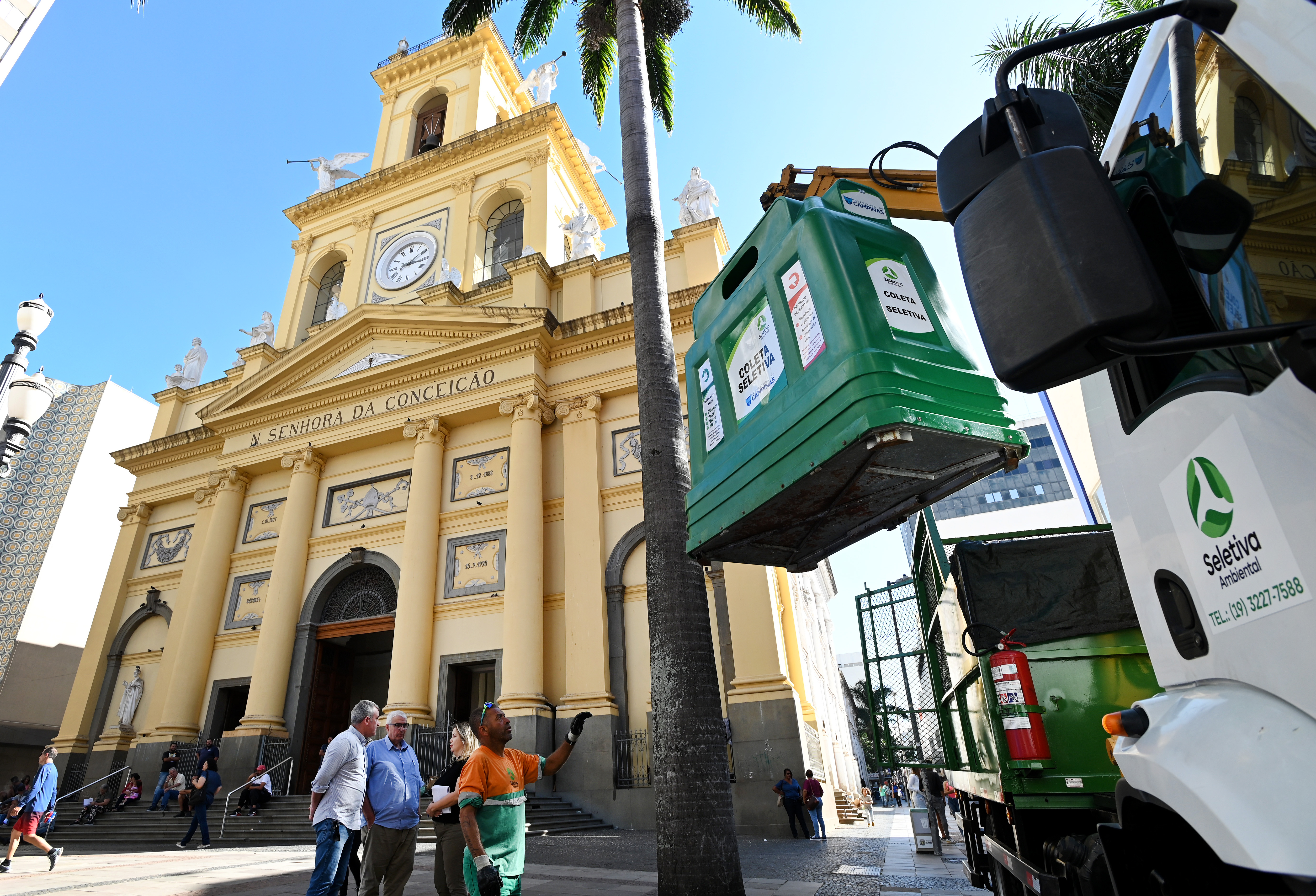 Contêineres em frente à Catedral foram instalados na tarde desta sexta-feira, 15 de setembro