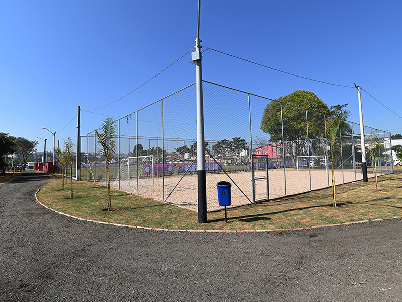 Praça Daniel Pinto de Souza tem quadra e campo novos