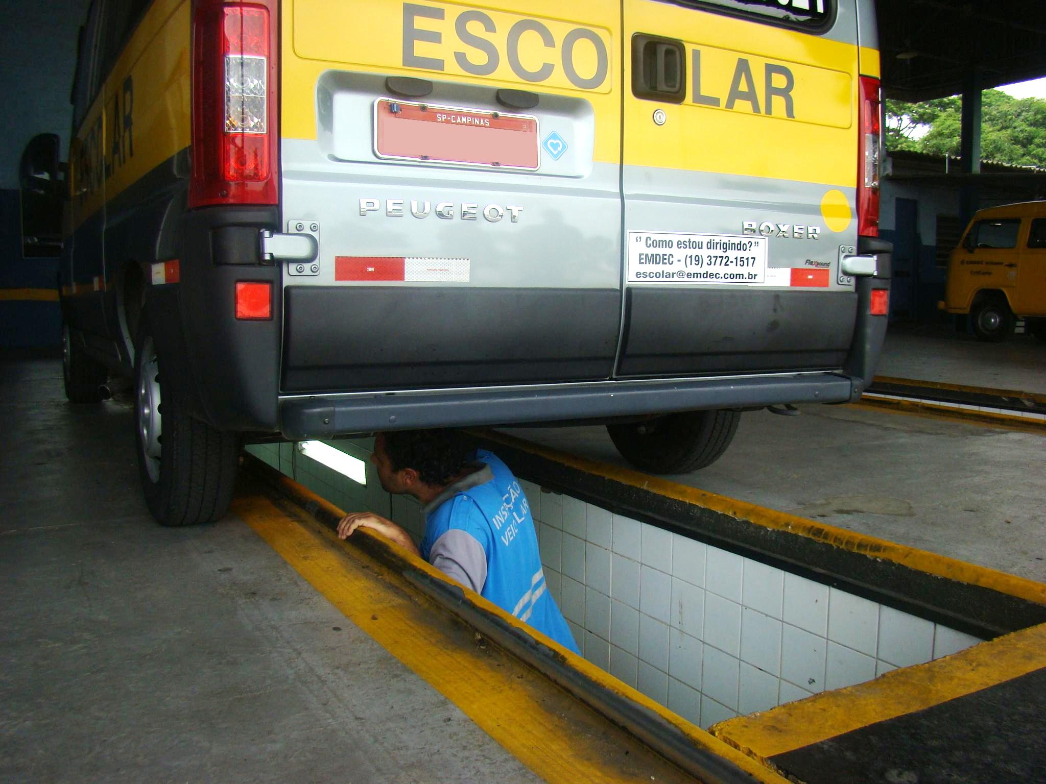 Veículo escolar sendo vistoriado