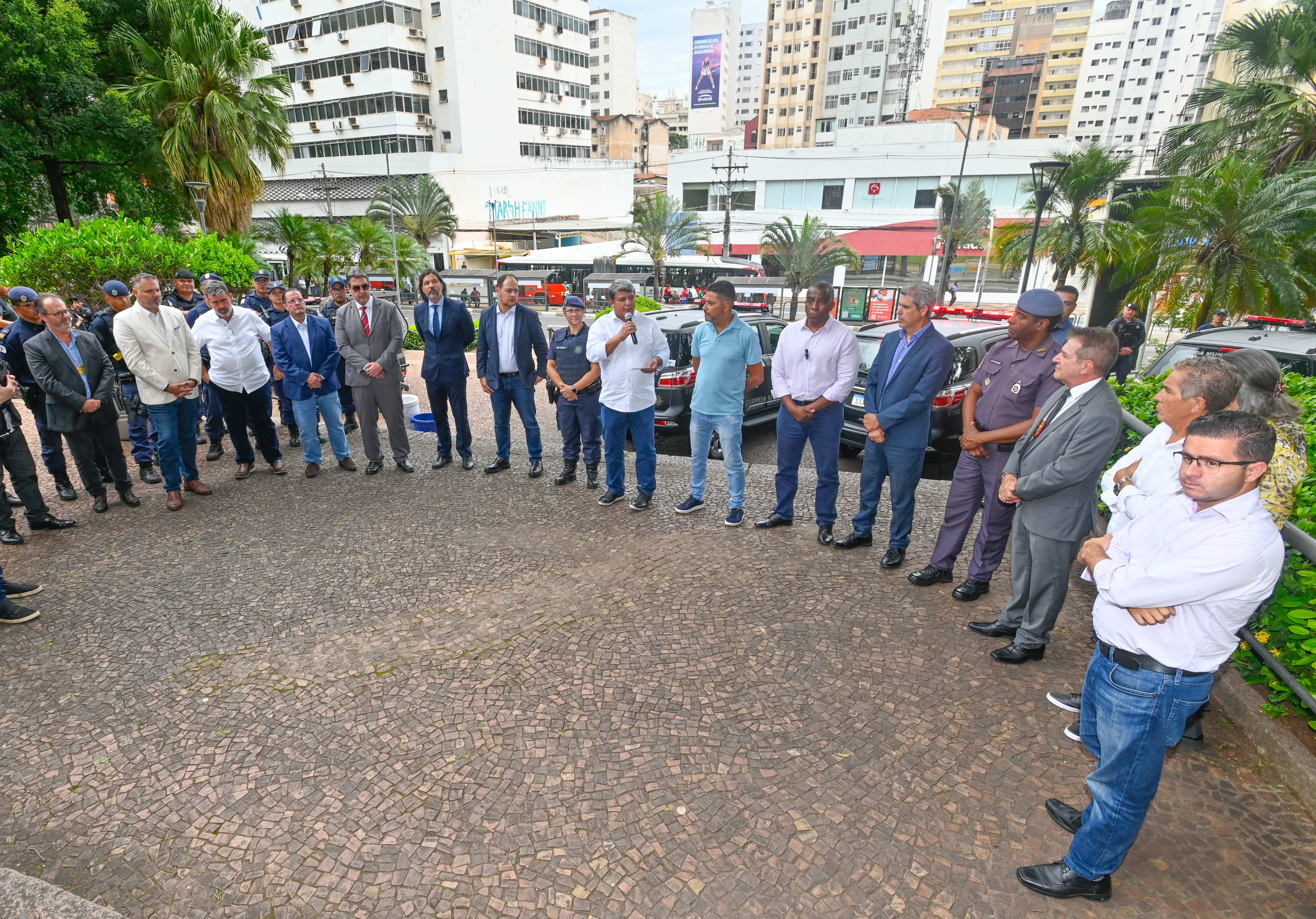 Autoridades na apresentação das viaturas