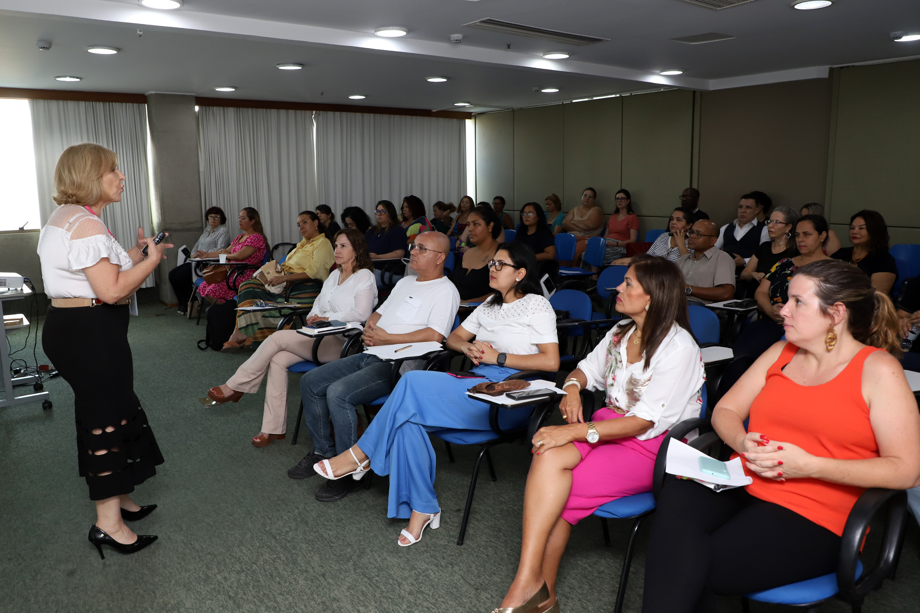 Teresinha de Carvalho, instrutora da oficina, destacou importância do tema para servidores que atuam com crianças e adolescentes