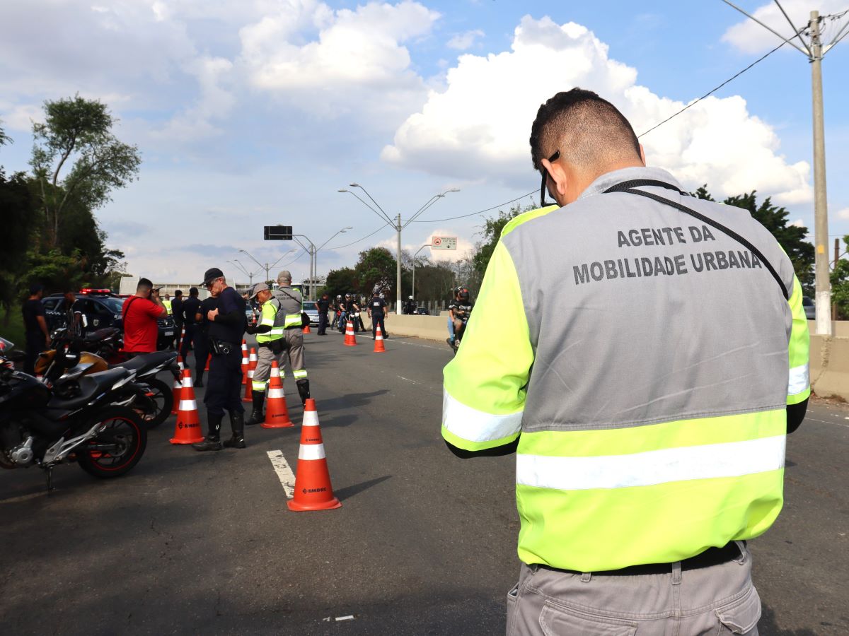 Além da aplicação de multas em 104 motocicletas e oito automóveis, a GM abordou 67 homens e 17 mulheres