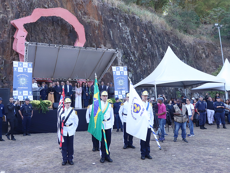 Desfile com bandeiras