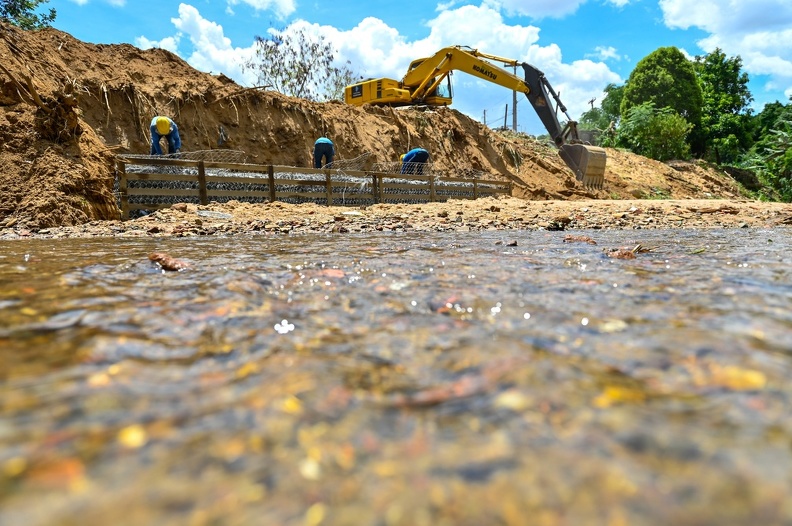 Construção dos muros de gabião está sendo executada em quatro pontos atualmente