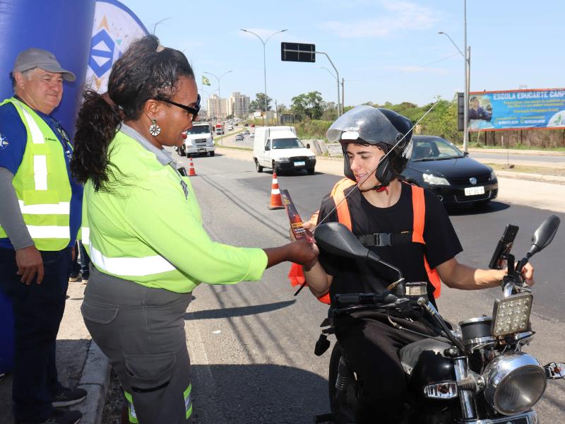 Entrega foi feita em cruzamentos importantes da cidade