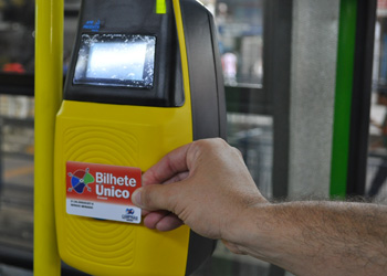 Cartão do Bilhete Único sendo utilizado no transporte público de Campinas