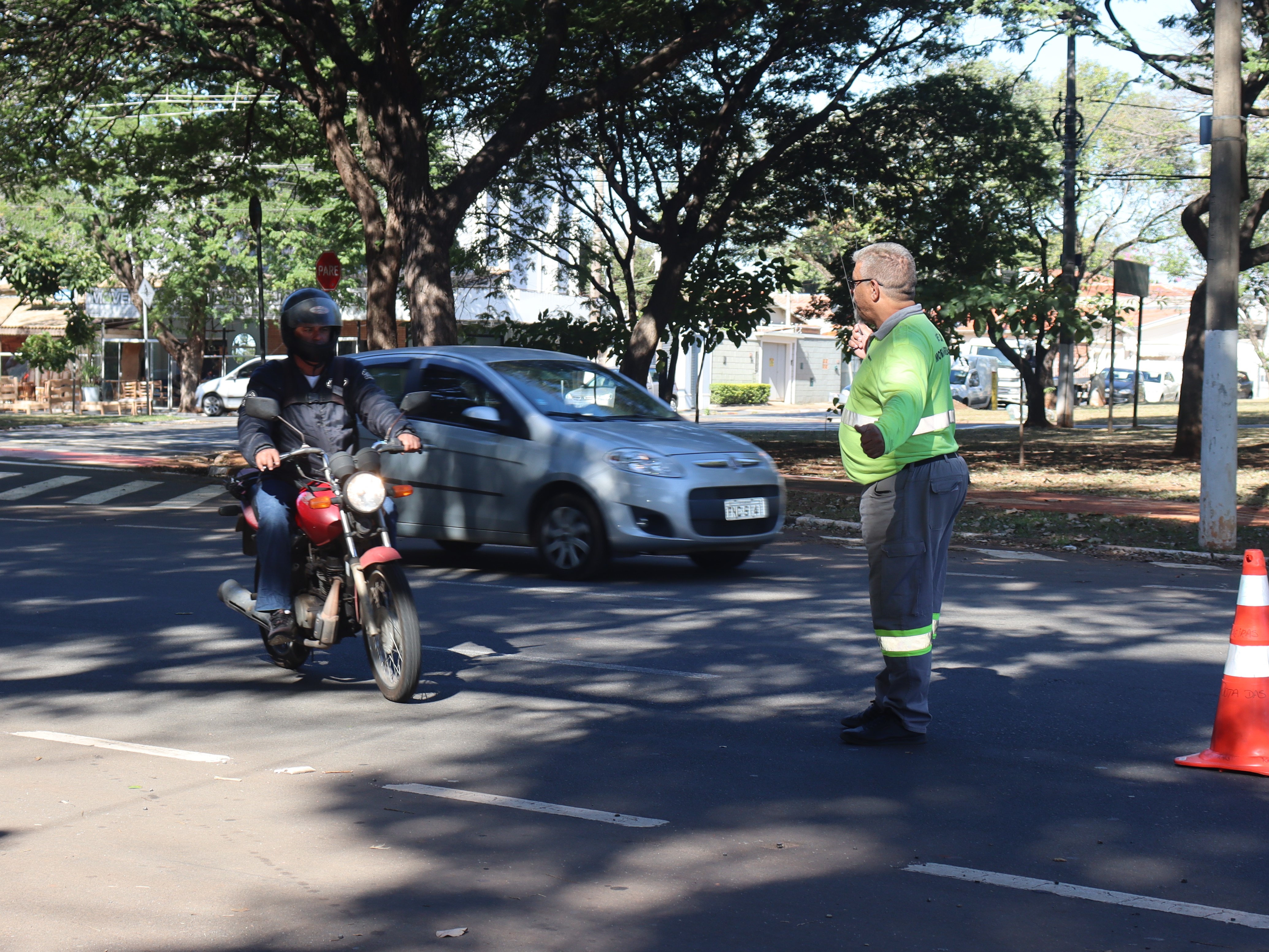 Nesta quinta-feira, além das antenas corta-pipa, os participantes receberão adesivos refletivos para capacetes e roupas