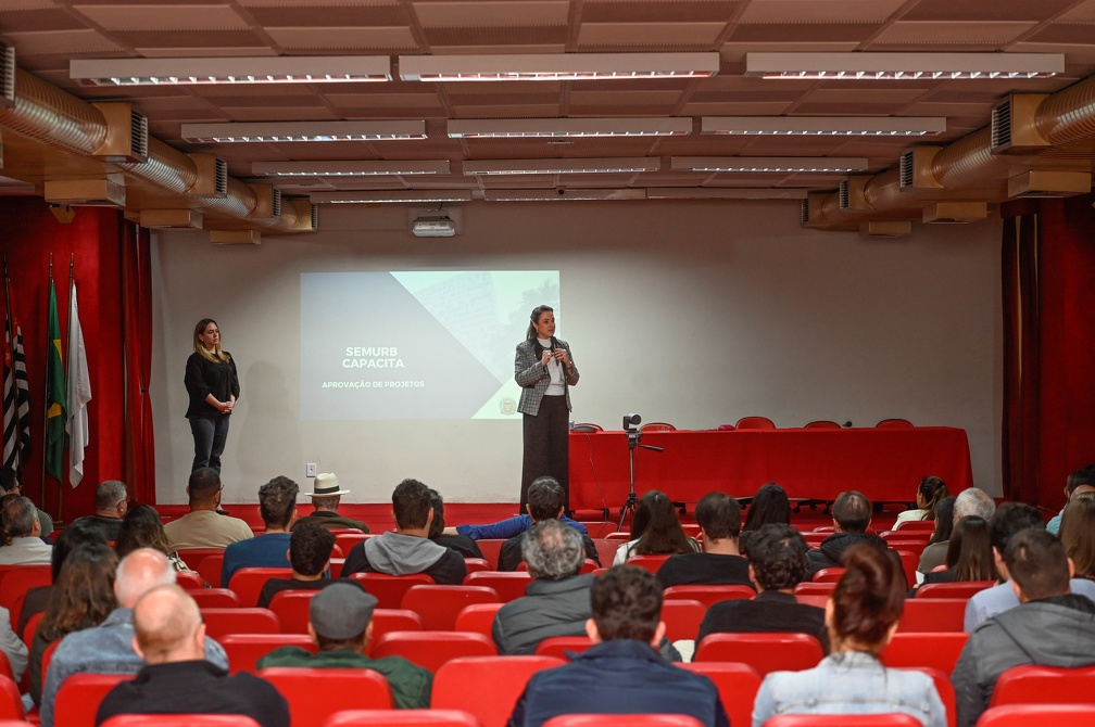 Rogério Capela A secretária de Urbanismo, Carolina Baracat, durante orientação para arquitetos e engenheiros