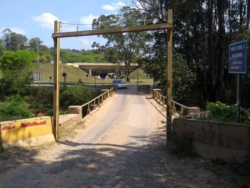 Interdição do tráfego de veículos na ponte que liga a Rodovia Dom Pedro I ao Distrito de Joaquim Egídio visa segurança da população