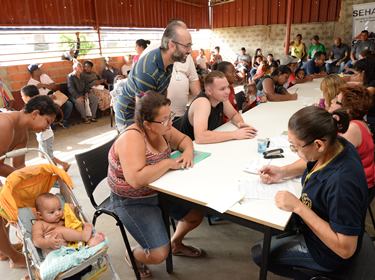 Equipe da Habitação trabalhando no cadastro de famílias na região do Campo Belo